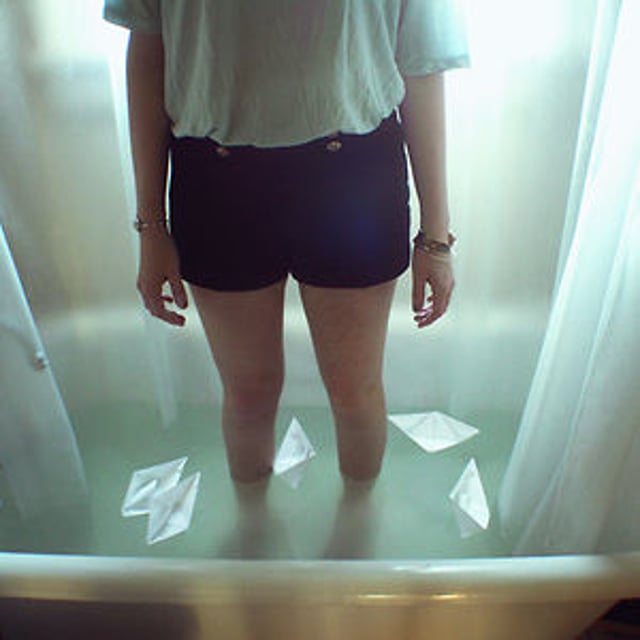 баба на унитазе. описалась в джинсы. девушка описалась в ванне. девушки в мокрых джинсах. девушка в джинсах в ванной.