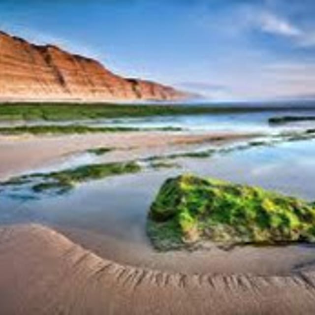 Дали берег. Море горы песок. Песчаный берег у горы. Песчаный риф. Оазис в пустыне