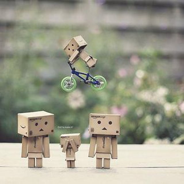 Коробочка робот. Коробка Данбо. Картонный робот Danbo. Картонный человечек. Человечки из коробочек.