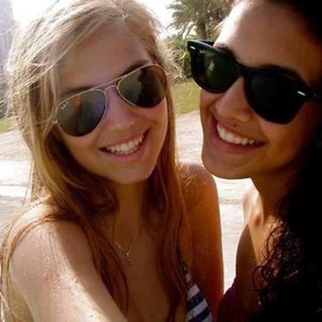 Надписи про подругу лучшую. Дерзкая фотосессия с подругой. Селфи с подругой. У моей подруги с ее парнем. Девушка с лучшим другом.