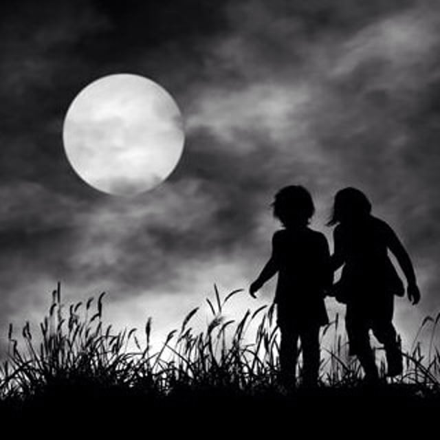 Дети Луны. Мальчик на Луне. Мальчик и девочка под луной. Малыш на Луне.