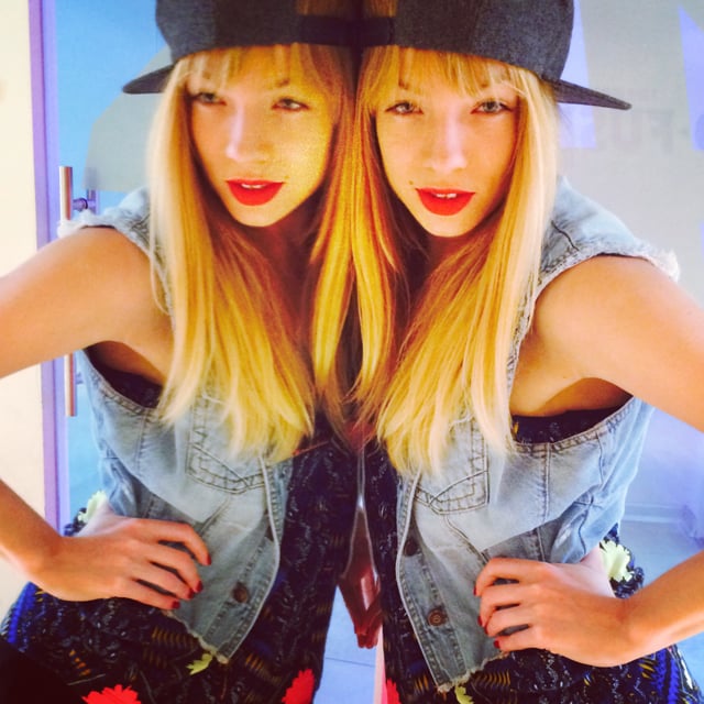 блондинка и брюнетка поцелуй. позиции в рок группе. девушка на карусели. She st. Saints row iv.