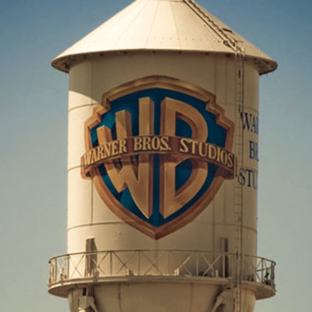 Американская киностудия 6 букв. Водонапорная башня Warner brothers. Фирмы «Warner Bros» (Уорнер бразерс) 1925. Warner brothers бочка. Корпорация ворнер бразерс в США.