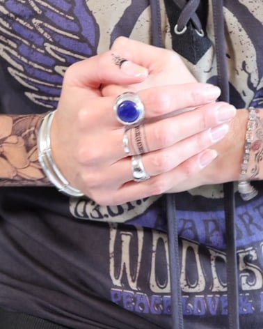 Vidéo: Bague Biker Femme Lapis lazuli serti argent effet vieilli