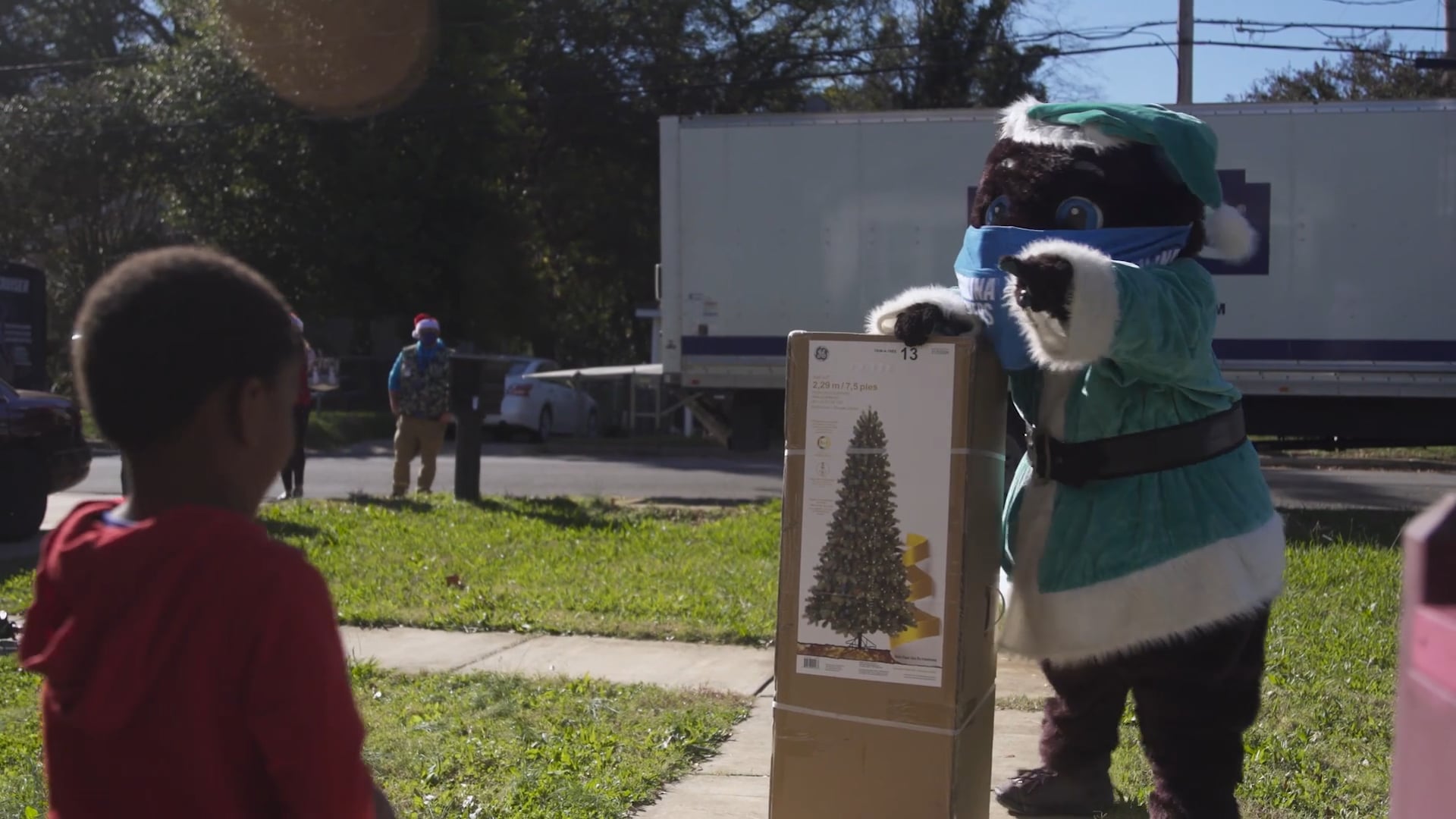 Lowe's Gives Back at Christmas