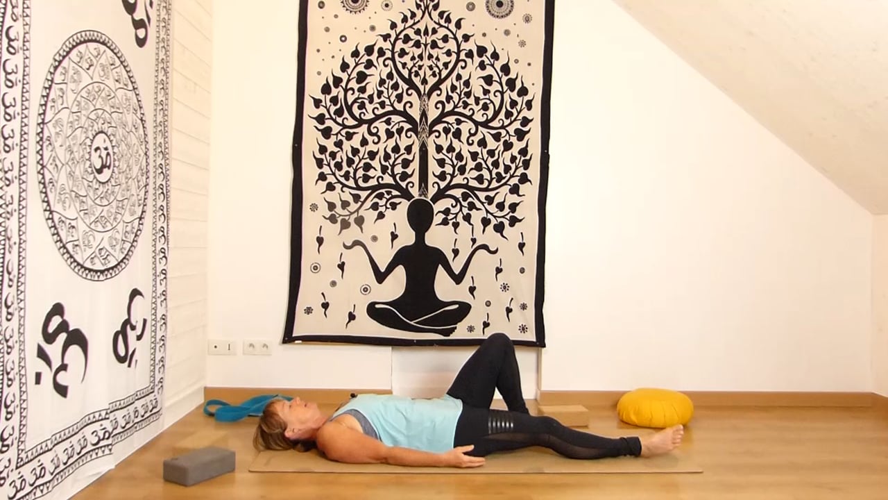 24. Cours de yoga : Gainage et équilibre autour d'une planche avec Claudine Le Morvan (45 minutes)