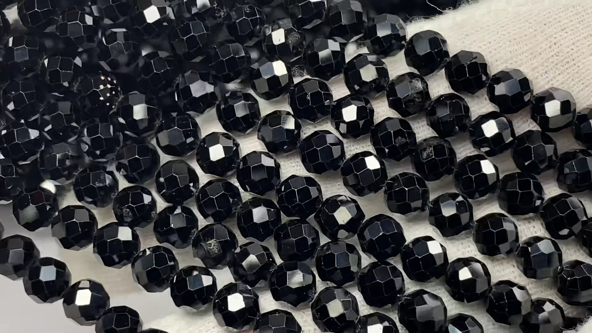 ブラックスピネル ラウンドカット5mm 1連｜天然石ビーズの卸問屋・通販