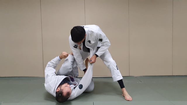 Passage de garde en knee slide quand l'adversaire attaque le lapel pour chercher la worm