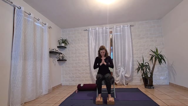 Yoga de l'enracinement adapté aux genoux sensibles