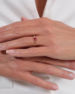 Vídeo: Anillo de Oro Rubi y diamantes 1.176grs