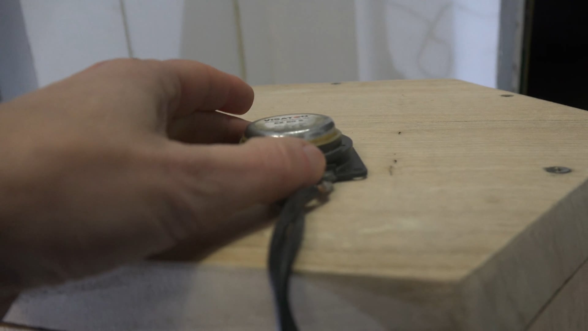 Tetrapode sonifié par enceinte contact