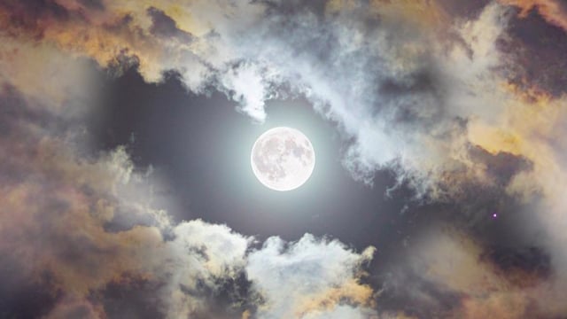Sự xuất hiện của vầng trăng trong đêm đang là một điểm nhấn tuyệt vời cho bầu trời đêm. Không chỉ đẹp mà còn đầy kỳ quặc bởi nó tồn tại một mình giữa khoảng trống của vũ trụ lớn lao.