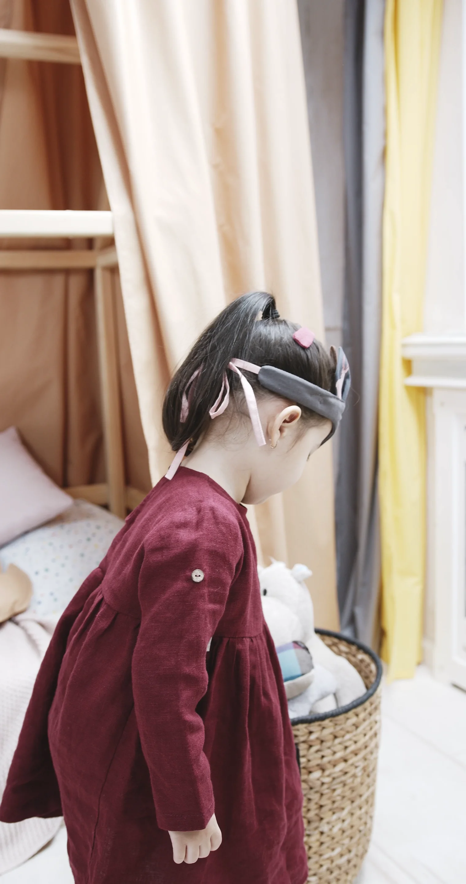 Menina dan&ccedil;ando