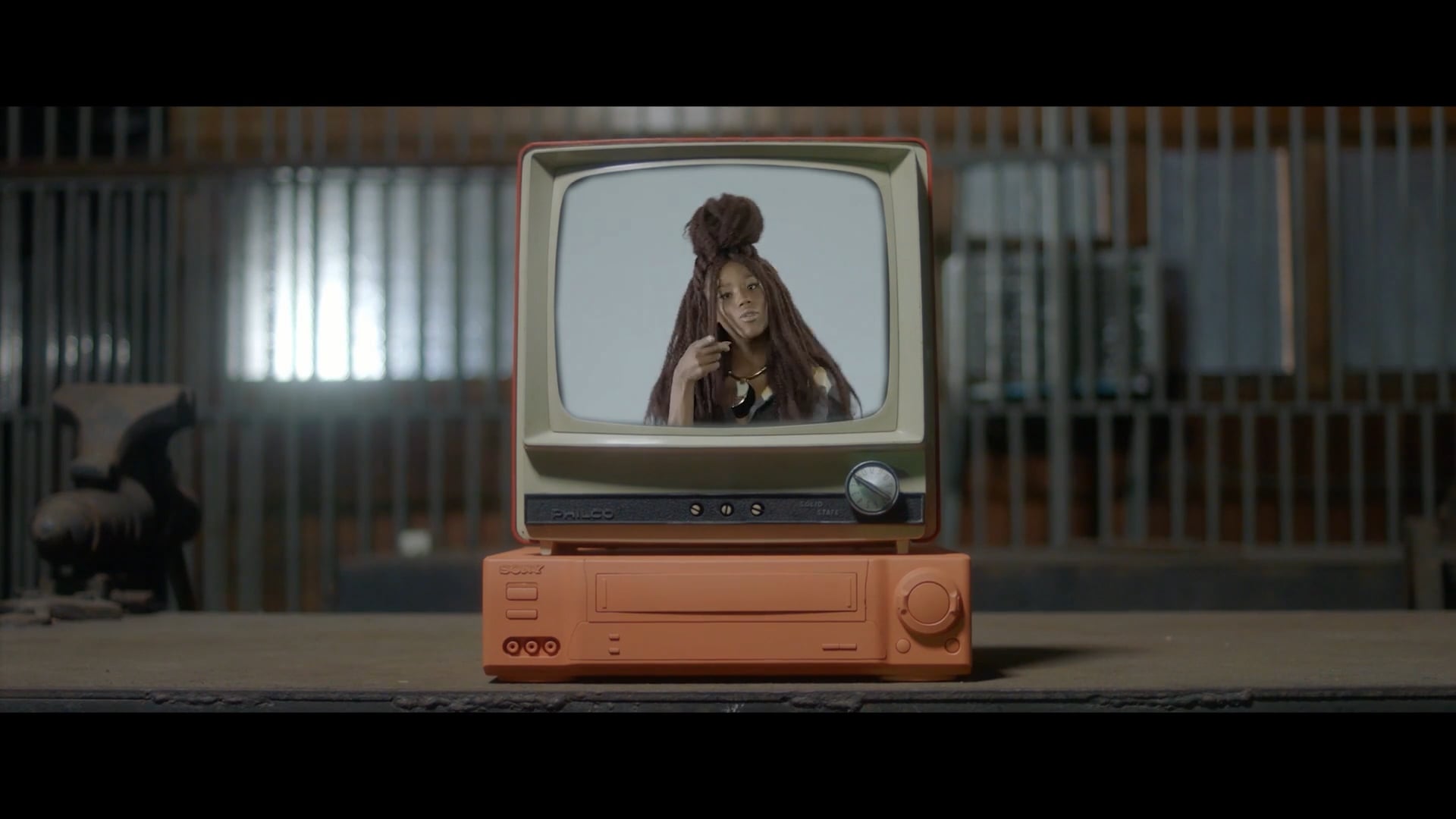 ESCUTA __ MALIA   - Direção Tissot / Figurino Kiara Bianca