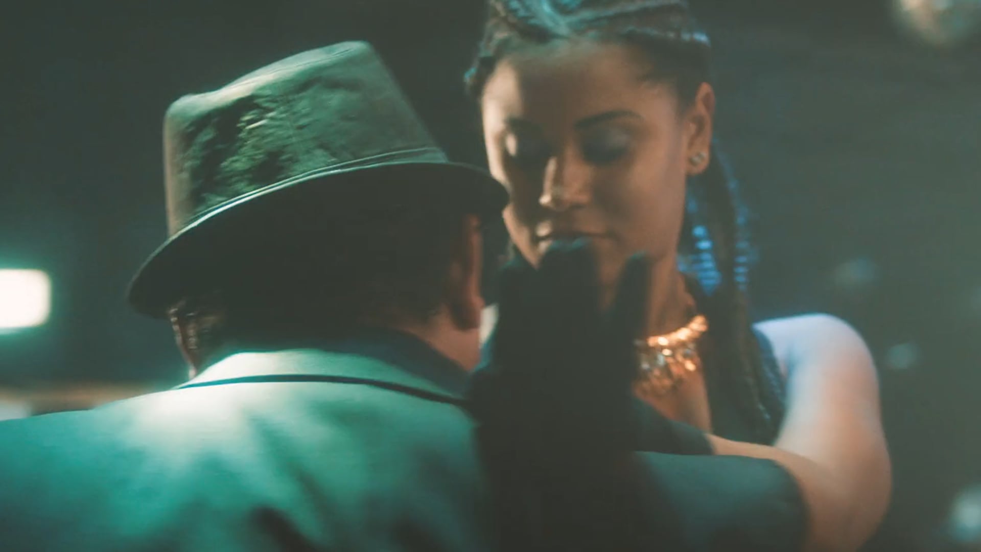 RAMONZIN _ VALEI-ME - Direção Tissot / Figurino Kiara Bianca