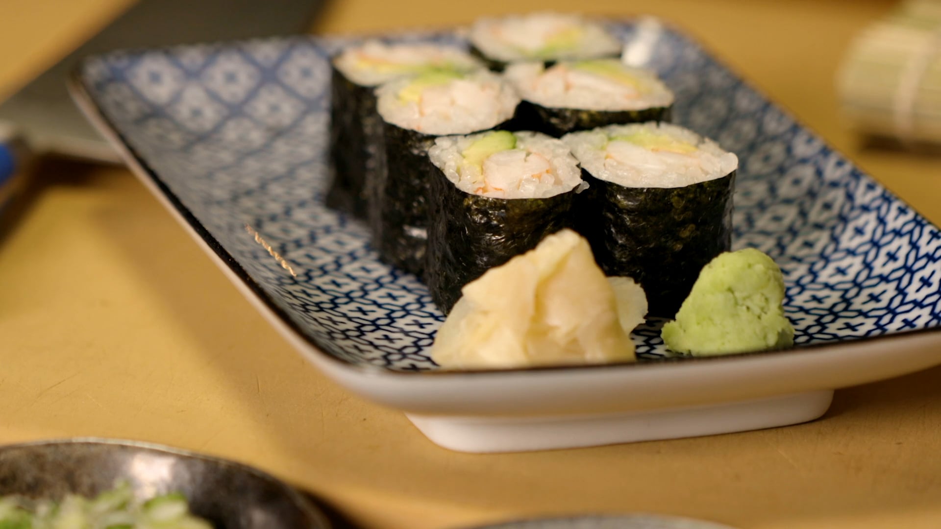 2 Shrimp & Avocado Roll CUTS 020_121620_FINAL_Prores