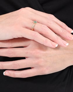 Vidéo: Bague Or Jaune Emeraude et diamants 1.32grs