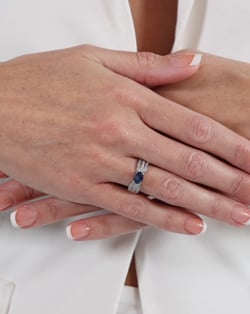 Vidéo: Bague Or Blanc Saphir et diamants 2.89grs