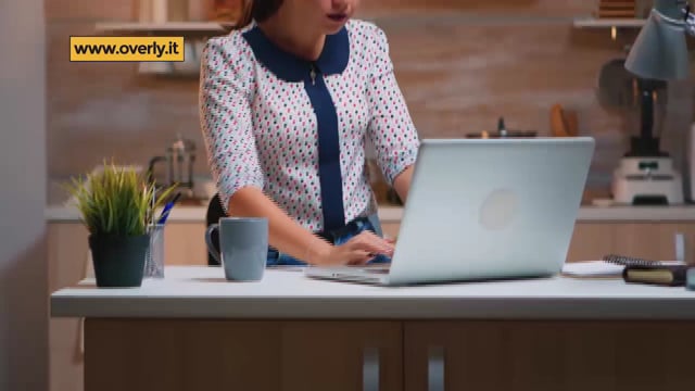 deVine Voices Native Italian Male Voiceover Overly.com Commercial
