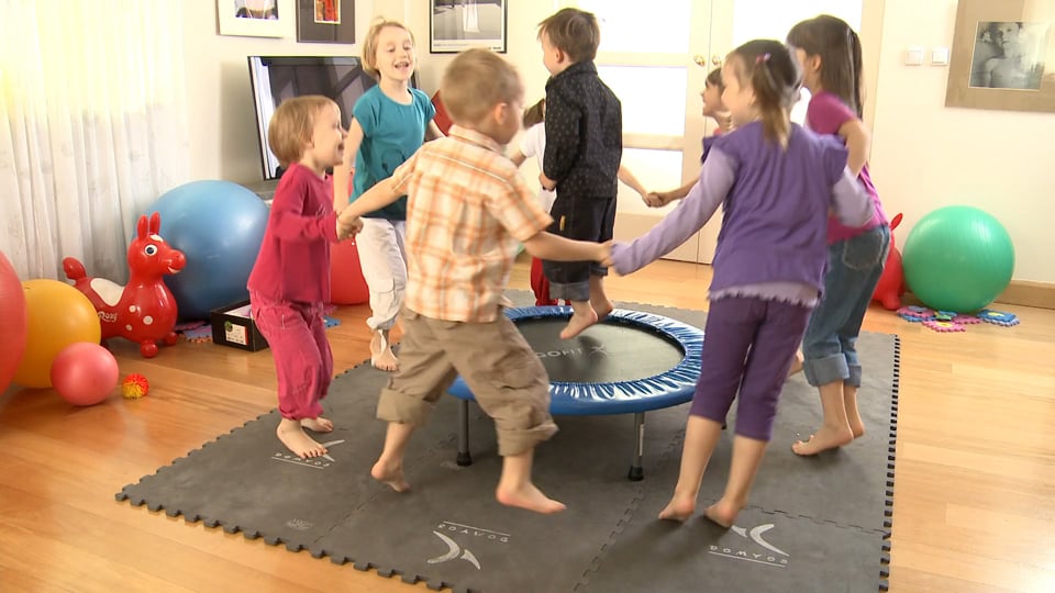 Miniatura: 02. Małpi gaj w domu. Trampoliny, drabinki i drążki