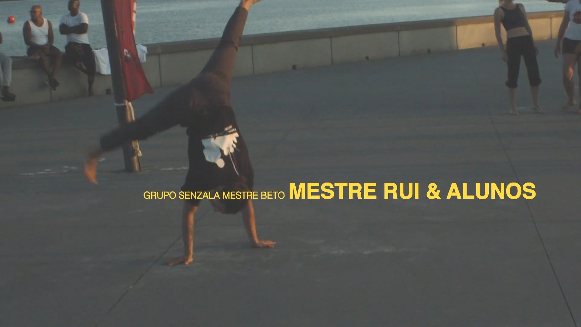 MESTRE RUI E ALUNOS NA PRAIA