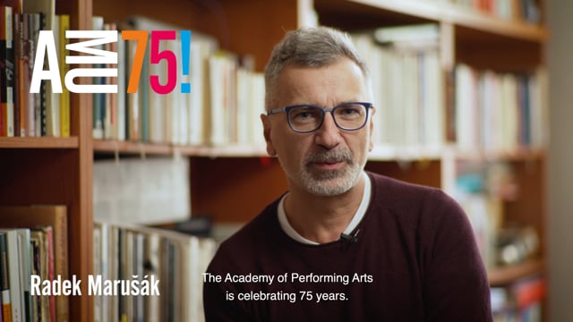 V dnešním videu přeje AMU k 75. narozeninám vedoucí jedné z nemladších kateder DAMU Radek Marušák. Katedra výchovné dramatiky se věnuje přípravě profesionálů, jež využívají postupy dramatické výchovy v nejrůznějších typech školských a edukačních institucích.