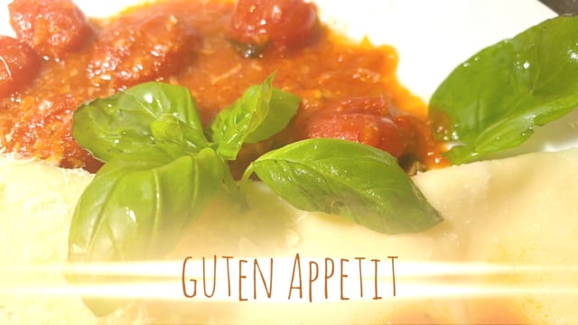 Pasta gefuellt mit Mozzarella Tomaten Basilikum
