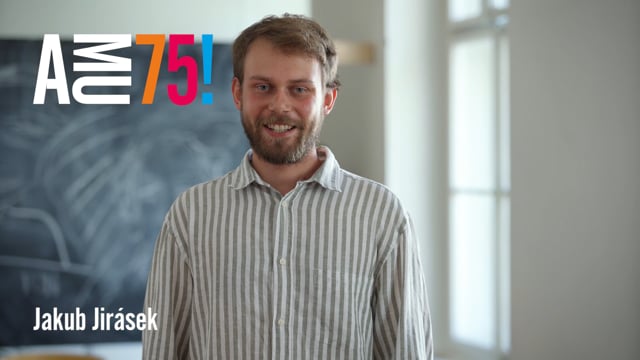 O Jakubu Jiráskovi jste v poslední době mohli slyšet hlavně ve spojitosti s jeho krátkým filmem Nebát se ničeho. Mladý režisér nyní dokončuje magisterské studium na katedře režie FAMU. Podívejte se, co přeje AMU k 75. narozeninám.