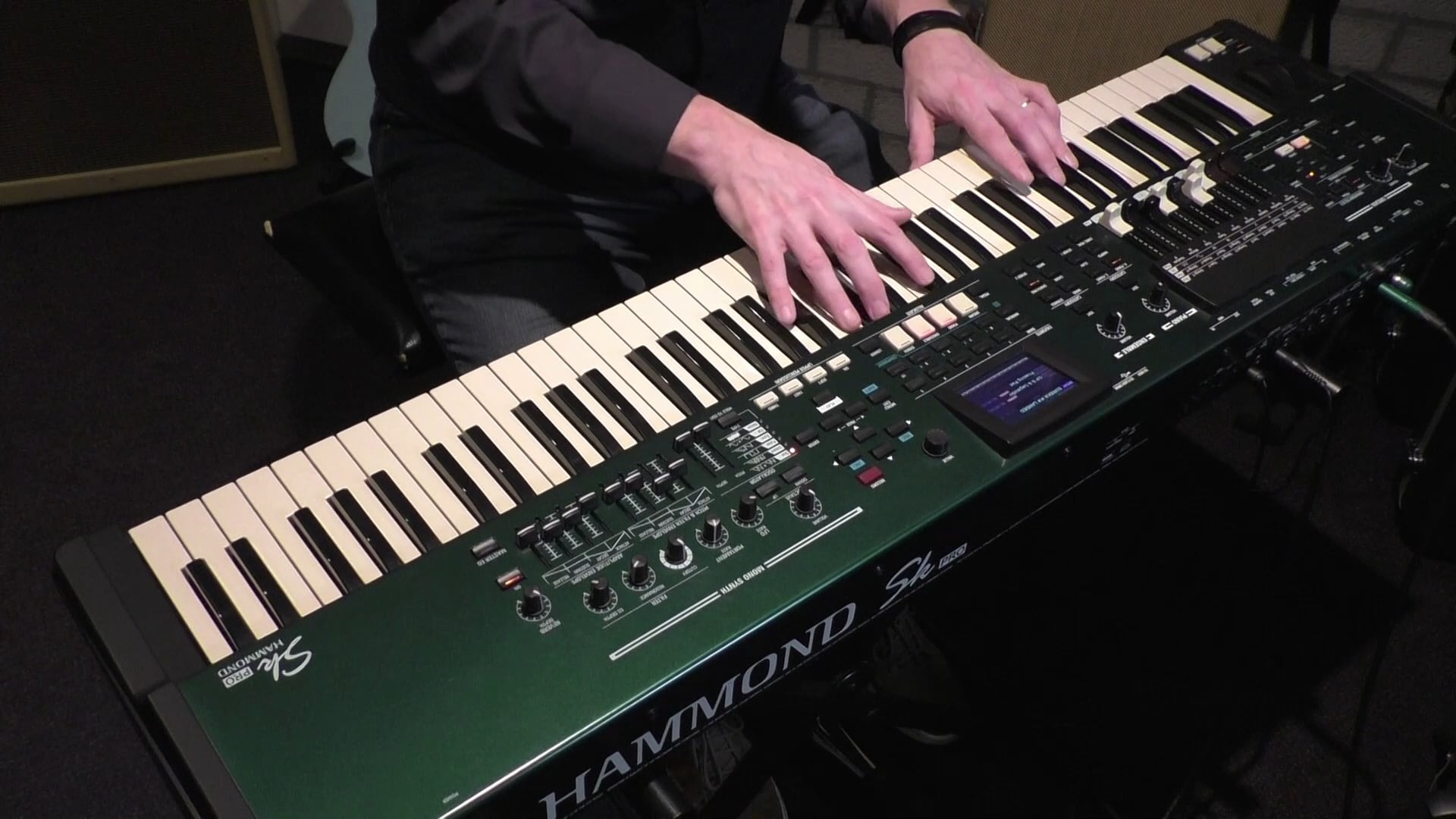 Hammond SK PRO-61 Hammond Stage keyboard video