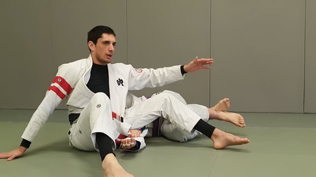 Passage en knee slide sur demi garde avec lapel, inversion des hanches