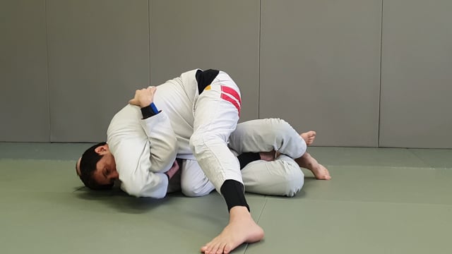 Passage en knee slide avec underhook sur demi garde avec lapel