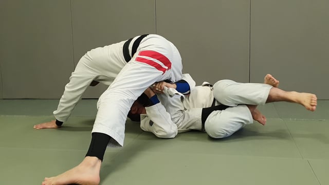 Passage en knee slide avec saisie au col sur demi garde avec lapel