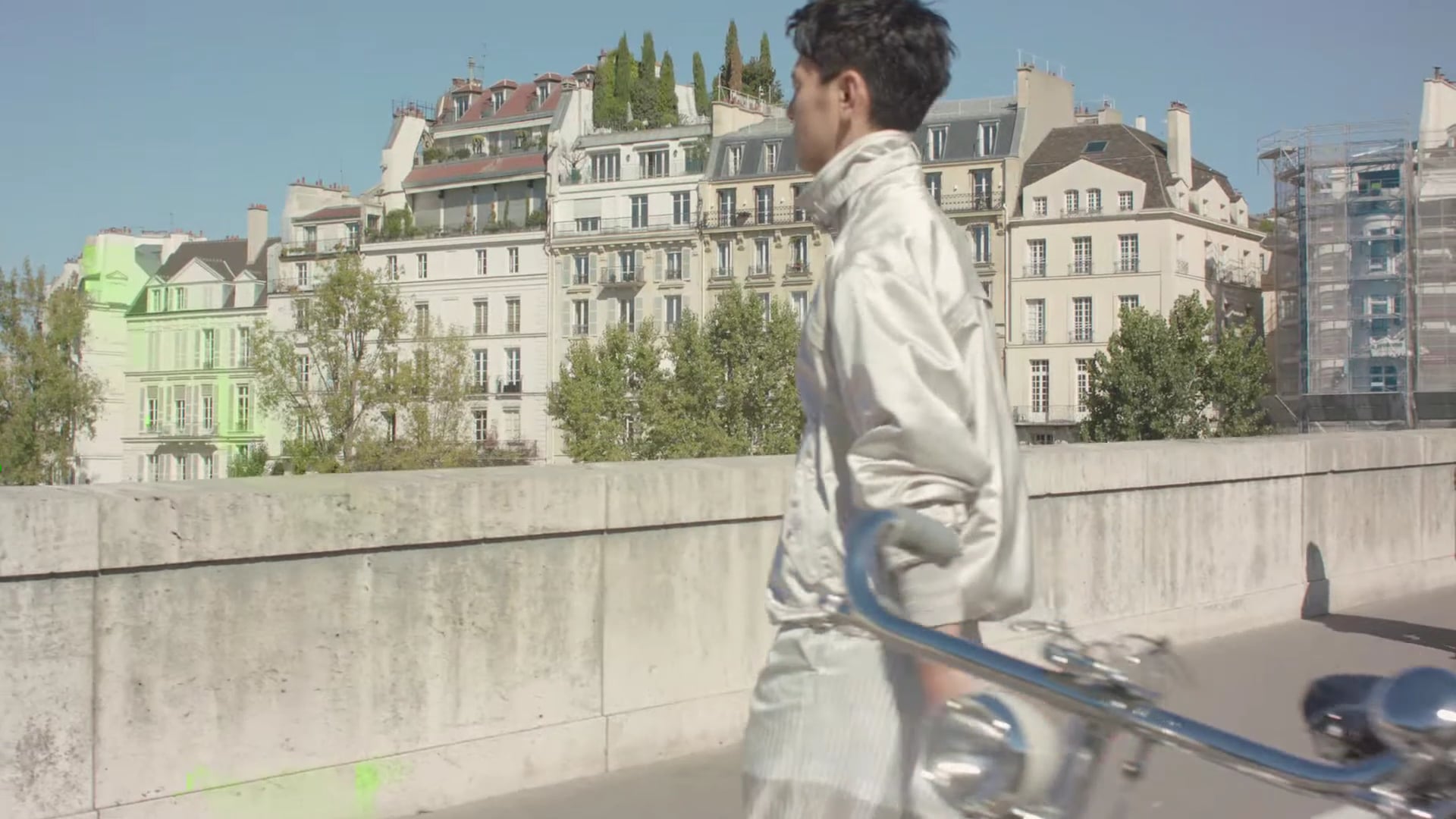 花の都と美しい服。妻夫木 聡、ディオール メンでパリを行く