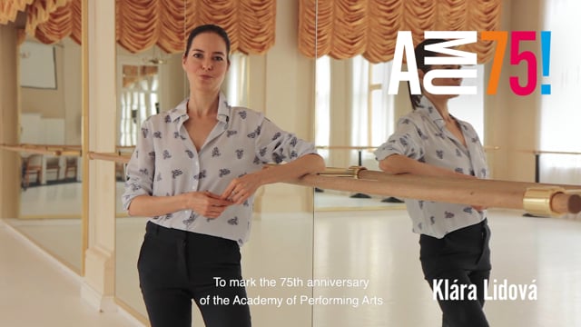 Z tanečního sálu, který patří k jedněm z nejimpozantnějších palácových prostor HAMU, posílá přání tanečnice, choreografka, herečka a pedagožka Klára Lidová. 