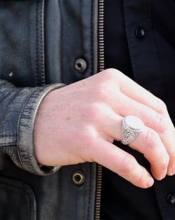 Vidéo: Bague Biker Homme Pierre Nacre Blanche sur Argent Massif Effet Vieilli