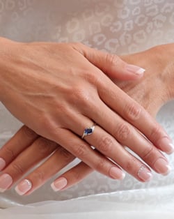 Vidéo: Bague Or Blanc Saphir et diamants 1.58grs