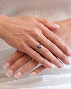Vidéo: Bague Or Blanc Fleur Saphir et diamants 1.95grs