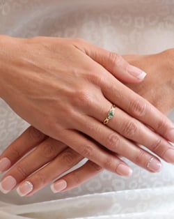 Vidéo: Bague Or Jaune Emeraude et diamants 2.2grs