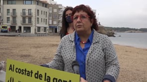 Dolors Bassa  i Teresa Jordà acompanyen a Anna Torrentà a l'Escala