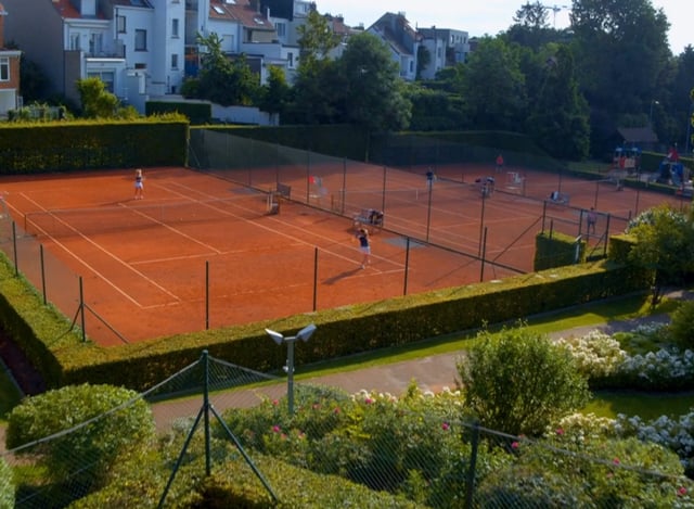 Sept courts extérieurs en terre battue 