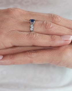 Vidéo: Bague de fiançailles 1 pierre de saphir véritable épaulé 8 diamants sur anneau d'argent rhodié