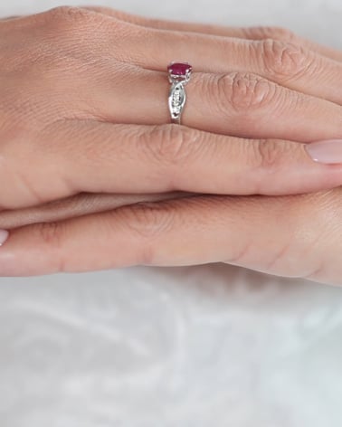 Vidéo: Bague de fiançailles rubis épaulée 8 diamants sur anneau d'argent rhodié
