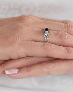Vidéo: Bague pierre précieuse Saphir avec diamants sur argent 925