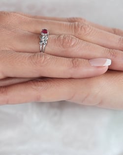 Video: Anello di rubino e diamanti | Aden Boutique | Gioielli di lusso