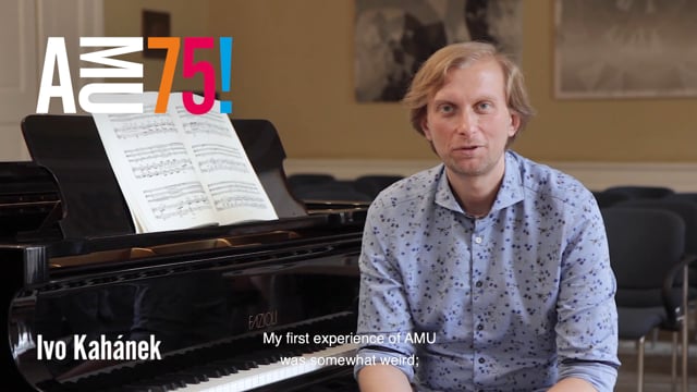 Na svůj první, poměrně neveselý zážitek na AMU ve videu vzpomíná český pianista a pedagog HAMU Ivo Kahánek. 