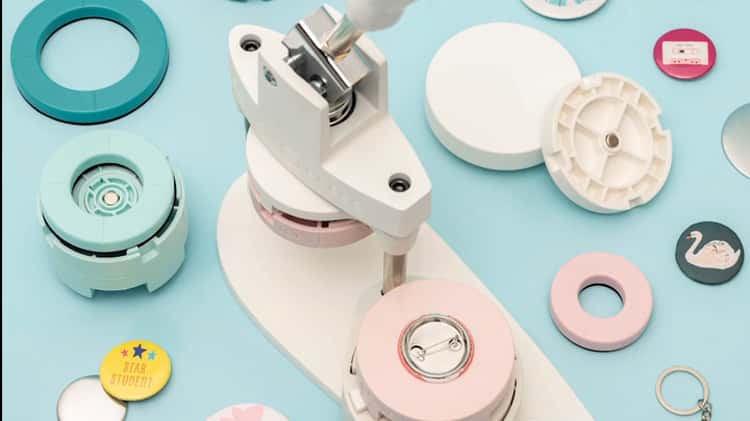 Button Press Bundle We R - Máquina para hacer chapas - Kit 104 piezas +  moldes on Vimeo