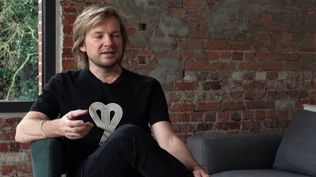 HARRI Tisch in Marmor von Peter Fehrentz (de)