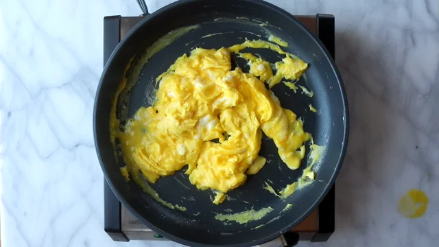 How to remove scrambled eggs from a pan - the life-changing hack