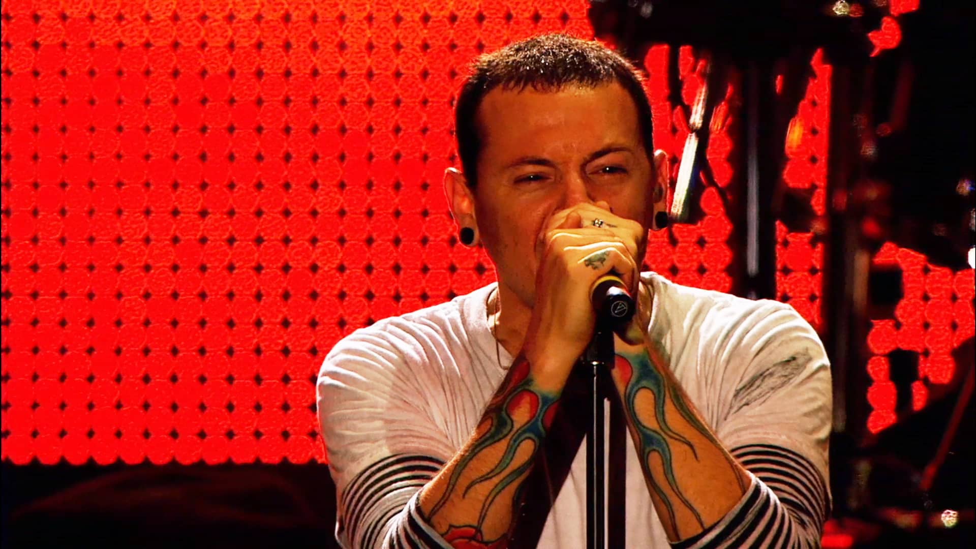 linkin-park-the-little-things-give-you-away-road-to-revolution-live