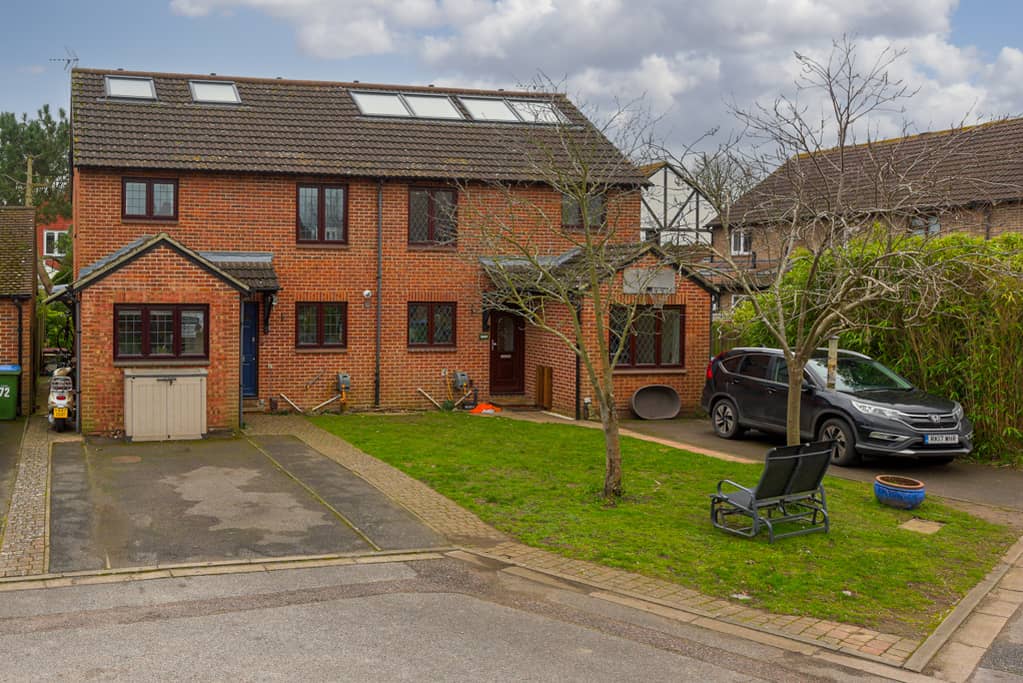 Kings Chase, East Molesey Newton Huxley on Vimeo